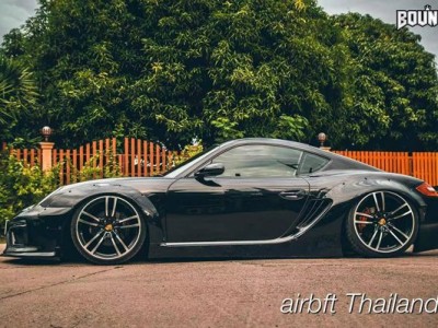 High-horsepower Porsche 911 lowered low-altitude speeding