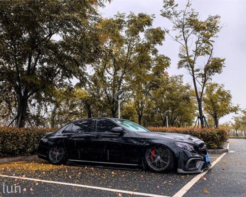 The most dazzling Mercedes-Benz C W205 lowered very low profile