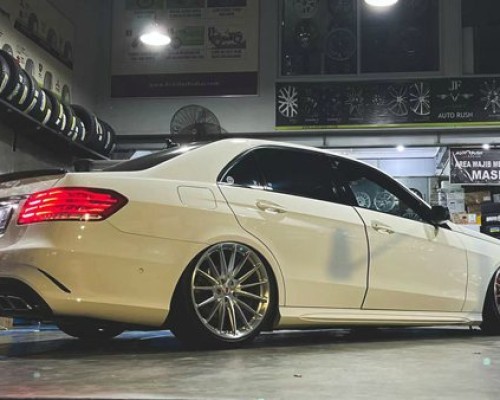 Domineering attitude Mercedes-Benz E lowered luxury fashion
