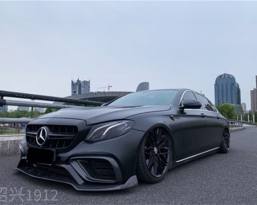 Boys love to modify the attitude Mercedes-Benz E class lowered