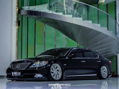 Indonesian Lexus LS600 lowered the most beautiful star under the night sky
