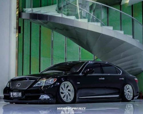Indonesian Lexus LS600 lowered the most beautiful star under the night sky