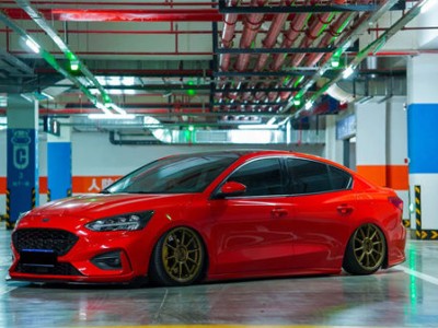 Basement shooting Ford Focus MK4 lowered effect