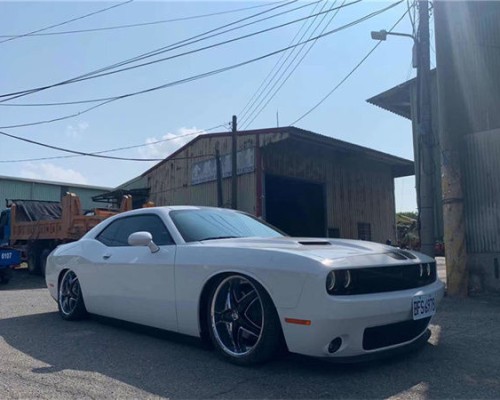 Dodge challenger lowered in Taiwan shows a low profile