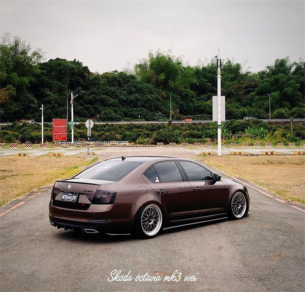 Taiwan Skoda Octavia lowered is charming