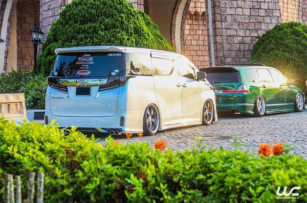 MPV-style Toyota Alphard30 lowered is sticking to the ground