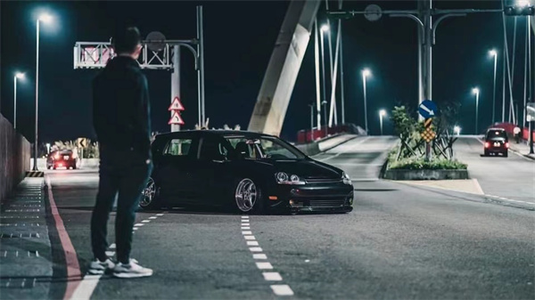 Leading the Lowered Trend, Showcasing Personal Style - The Lowered Styling of Volkswagen Golf 5